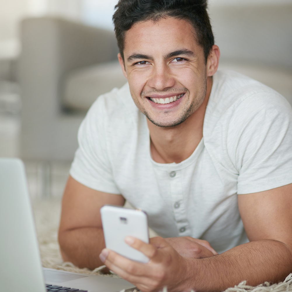 Courses portrait of a relaxed young man using a phone and jhrwe59.jpg